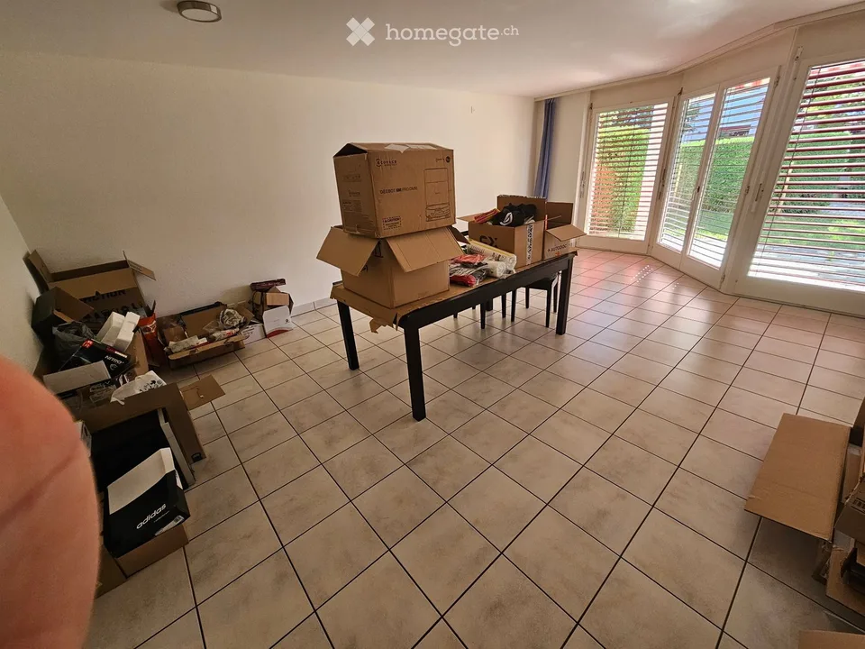 Appartement avec jardin et quelques garages.