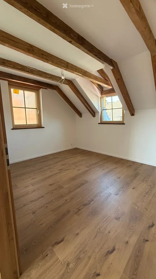 Erstbezug!         Charmante 3.5-Zimmer-Dachwohnung mit Galerie & Lift in Benken ZH