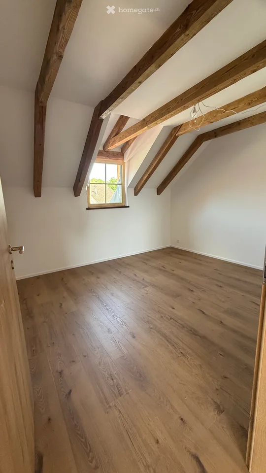 Erstbezug!         Charmante 3.5-Zimmer-Dachwohnung mit Galerie & Lift in Benken ZH