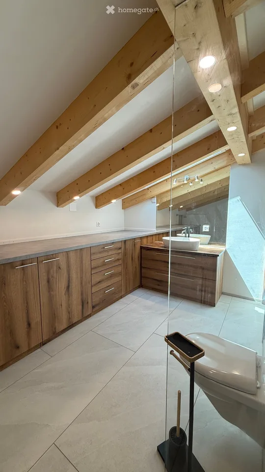 Erstbezug!         Charmante 3.5-Zimmer-Dachwohnung mit Galerie & Lift in Benken ZH
