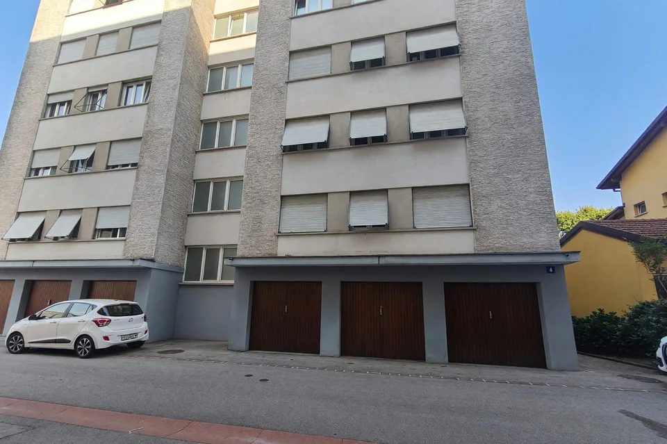 Geräumige 4,5-Zimmer-Wohnung mit zwei Terrassen, schöner Aussicht und bewohnbarer Küche