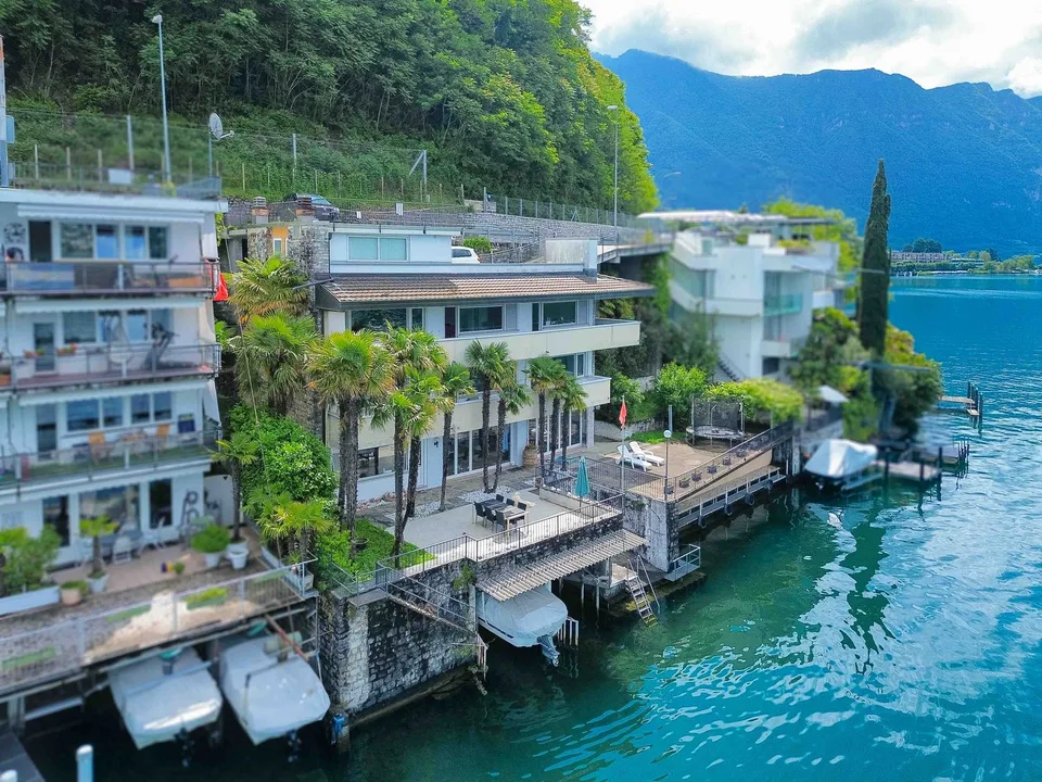 Villa direttamente sul lago con posti barca privati