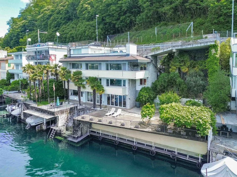 Villa direkt am See mit privaten Bootsliegeplätzen