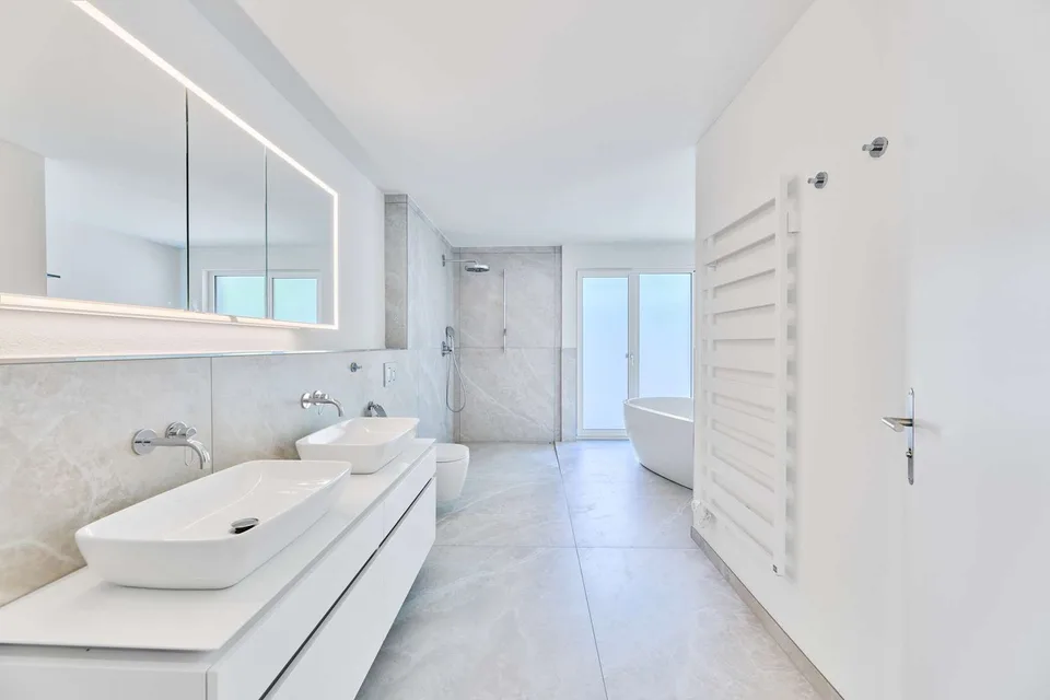Exklusive 7?Zi.-Villa mit Infinitypool und 2-Zi. Einliegerwohung