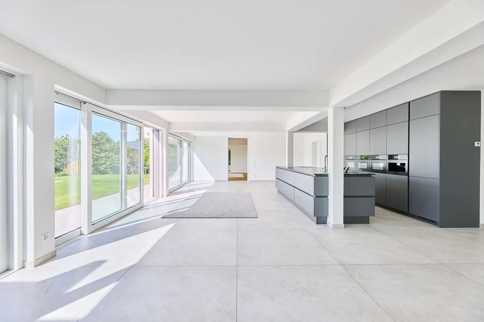 Exklusive 7?Zi.-Villa mit Infinitypool und 2-Zi. Einliegerwohung