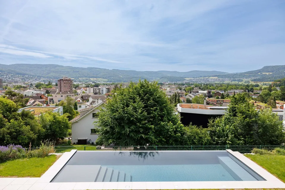 Exklusive 7?Zi.-Villa mit Infinitypool und 2-Zi. Einliegerwohung