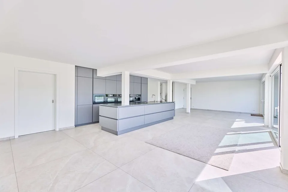 Exklusive 7?Zi.-Villa mit Infinitypool und 2-Zi. Einliegerwohung