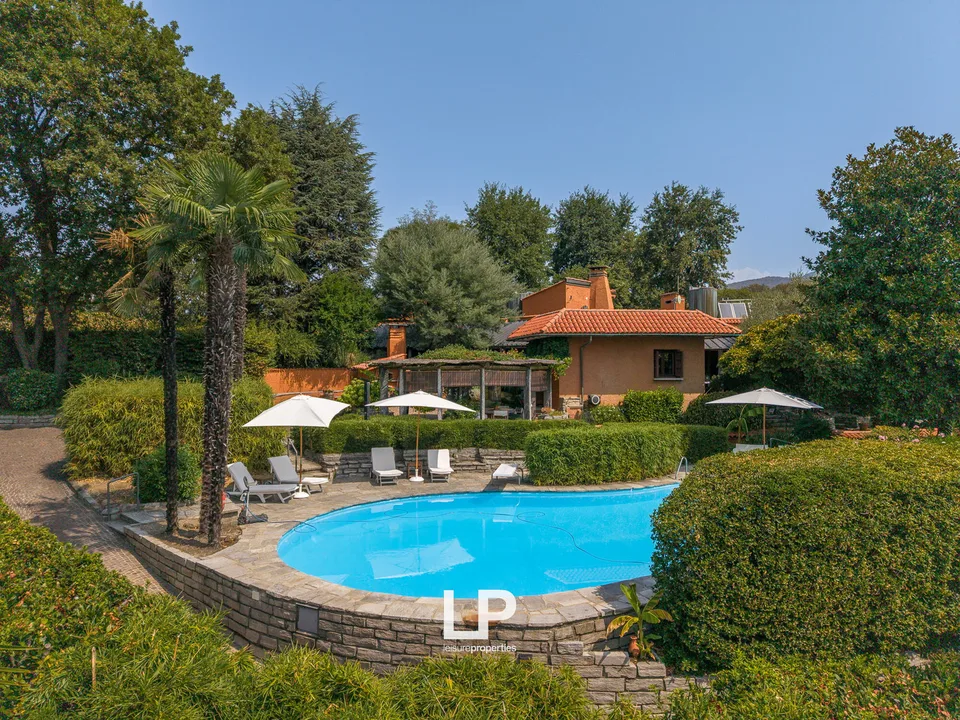 Villa mit Park, Pool und Panoramaterrasse in Besozzo – Foto 3 von 13