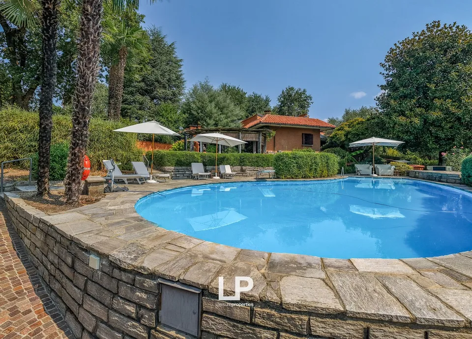 Villa mit Park, Pool und Panoramaterrasse in Besozzo – Foto 2 von 13