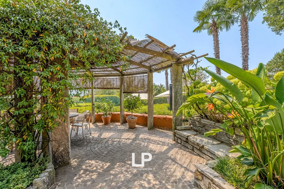 Villa mit Park, Pool und Panoramaterrasse in Besozzo – Foto 13 von 13