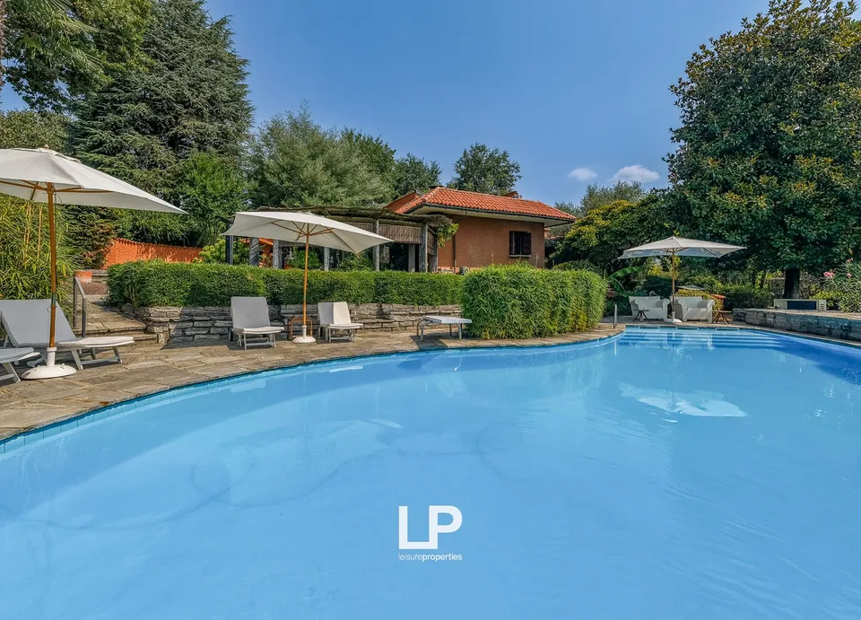 Villa mit Park, Pool und Panoramaterrasse in Besozzo – Foto 4 von 13