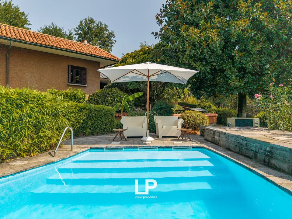 Villa mit Park, Pool und Panoramaterrasse in Besozzo – Foto 6 von 13