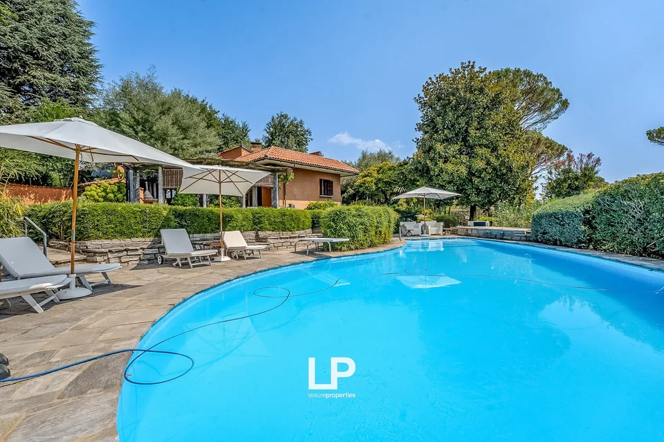Villa mit Park, Pool und Panoramaterrasse in Besozzo – Foto 11 von 13