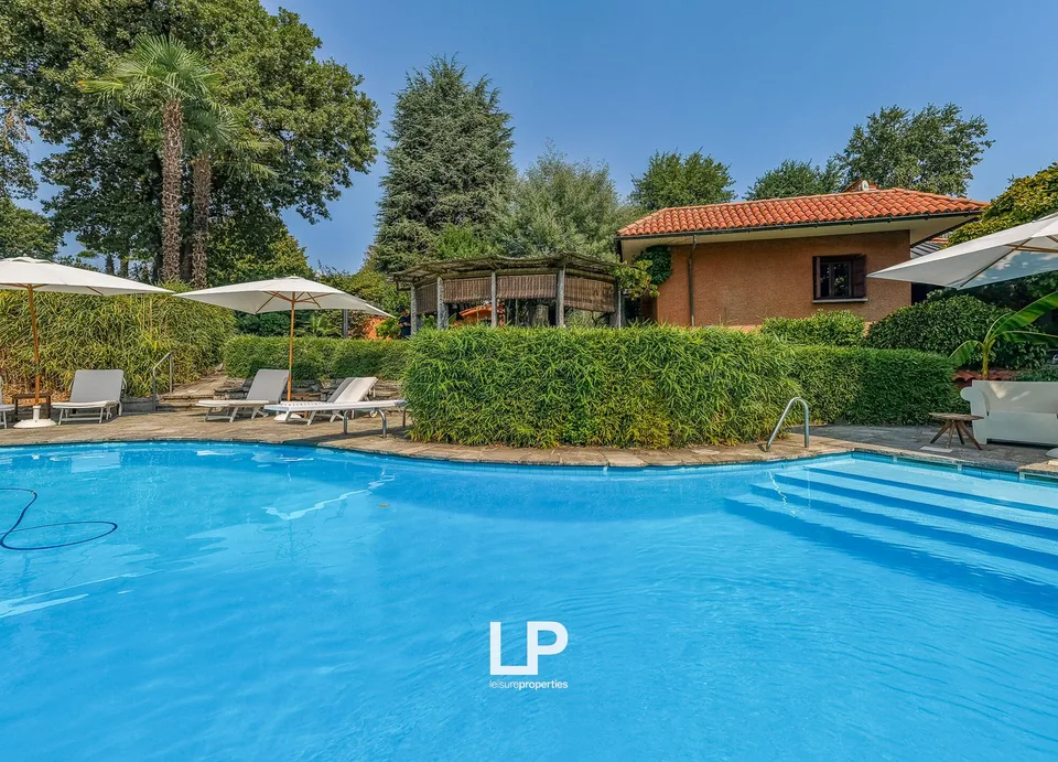 Villa mit Park, Pool und Panoramaterrasse in Besozzo – Foto 7 von 13