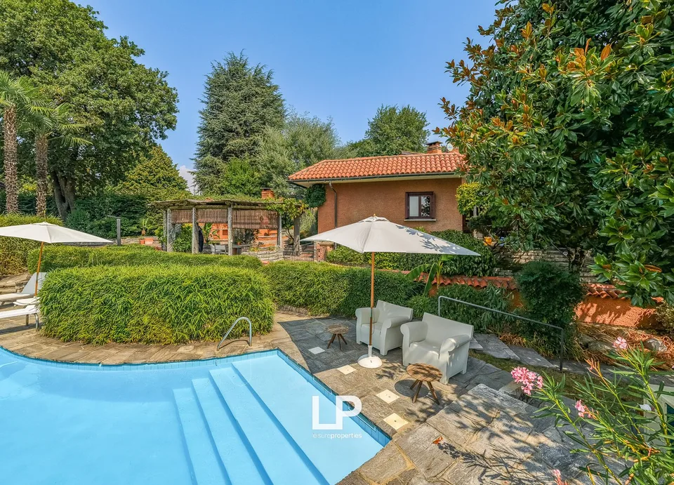 Villa mit Park, Pool und Panoramaterrasse in Besozzo – Foto 8 von 13