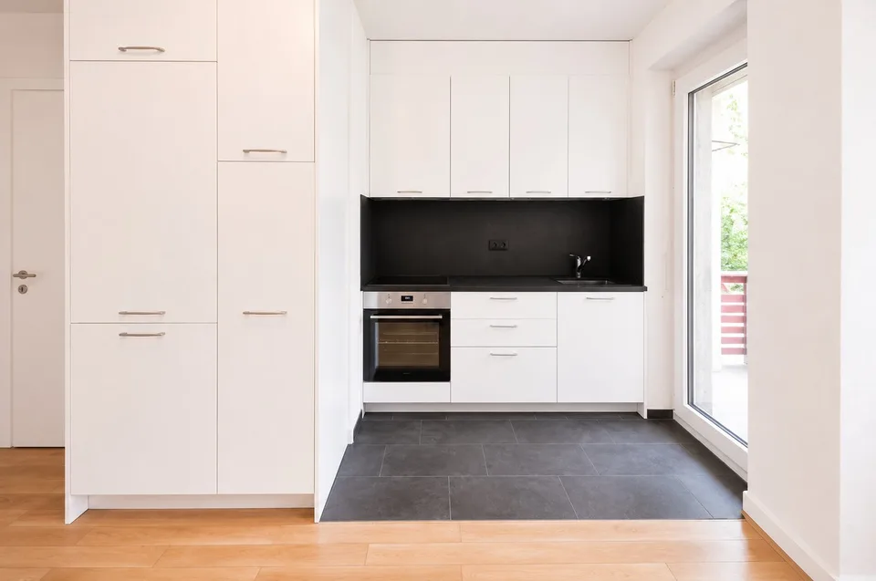 1.5-Room Apartment Seeking Long-Term Relationship with Single