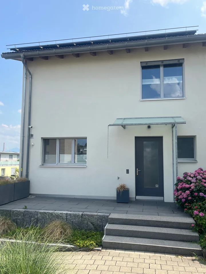 Haus mit Garten und PV-Anlage