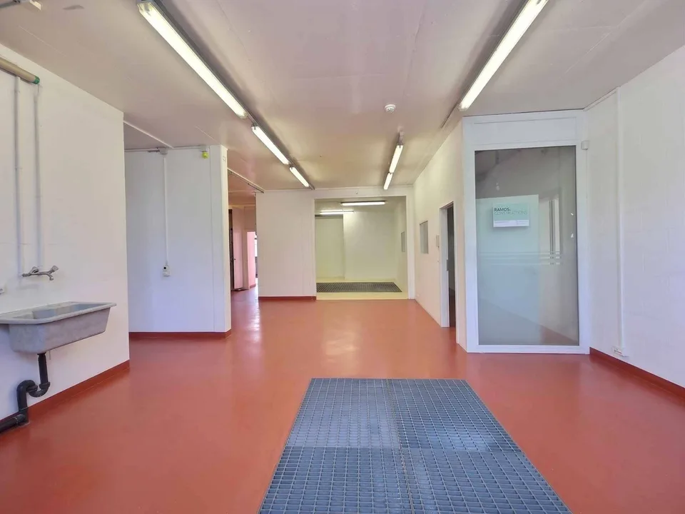 Surface commerciale / artisanale d'env. 243 m2