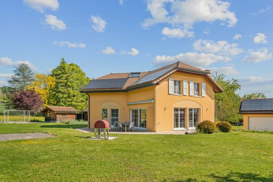 Beautiful individual villa with a large plot