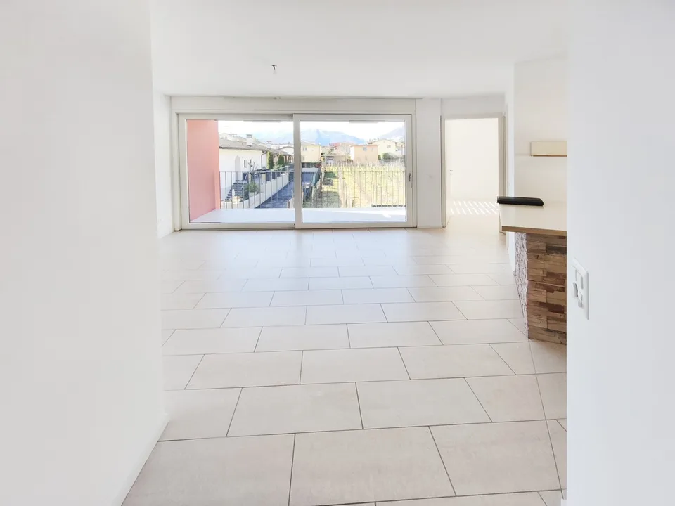 Luminoso 2,5 con terrazzo abitabile in tranquilla zona verde