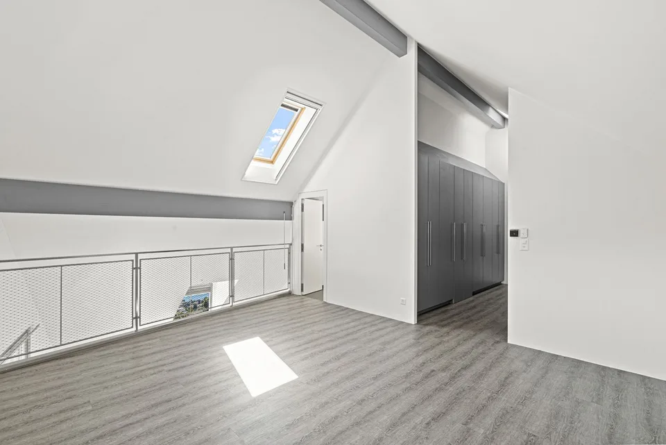 Prestige apartment renovated with spectacular views of the lake!
