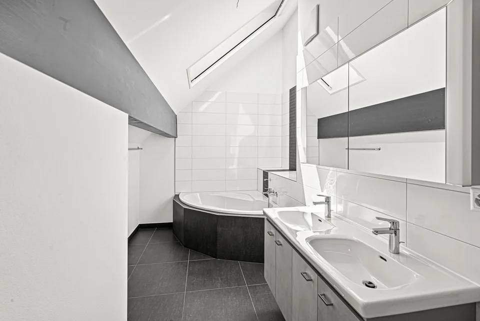 Prestige apartment renovated with spectacular views of the lake!