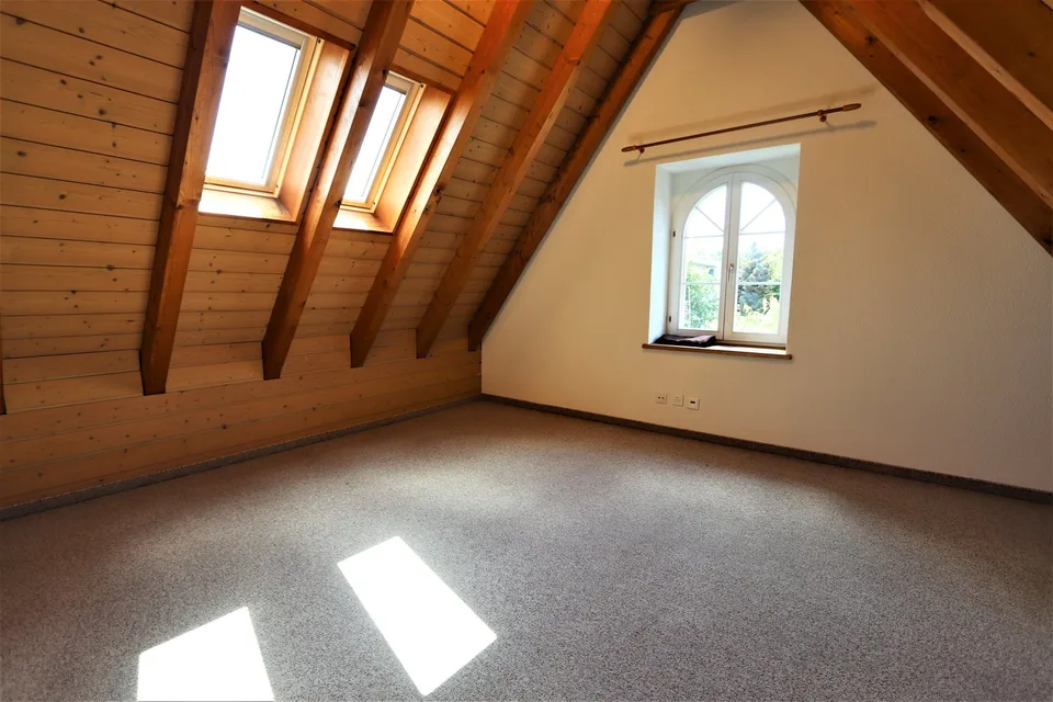 Saniertes Juwel 3.5-Zimmer-Duplexwohnung mit Cheminée und grossem Balkon in Dättwil