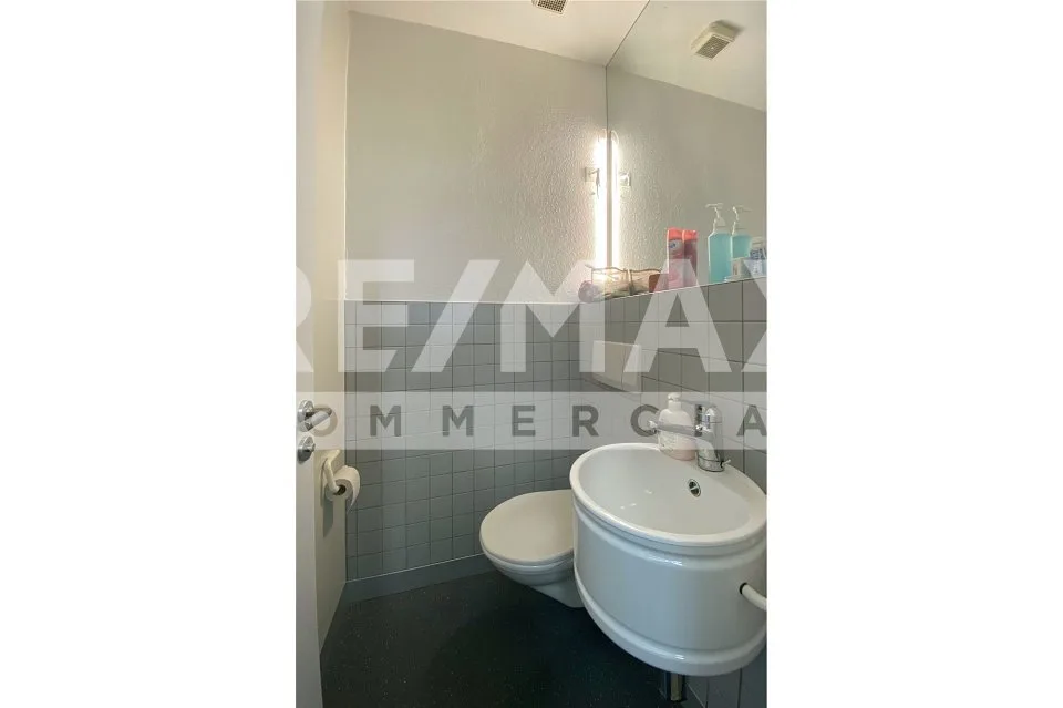 Central commercial premises with versatile usage potential and development opportunities
