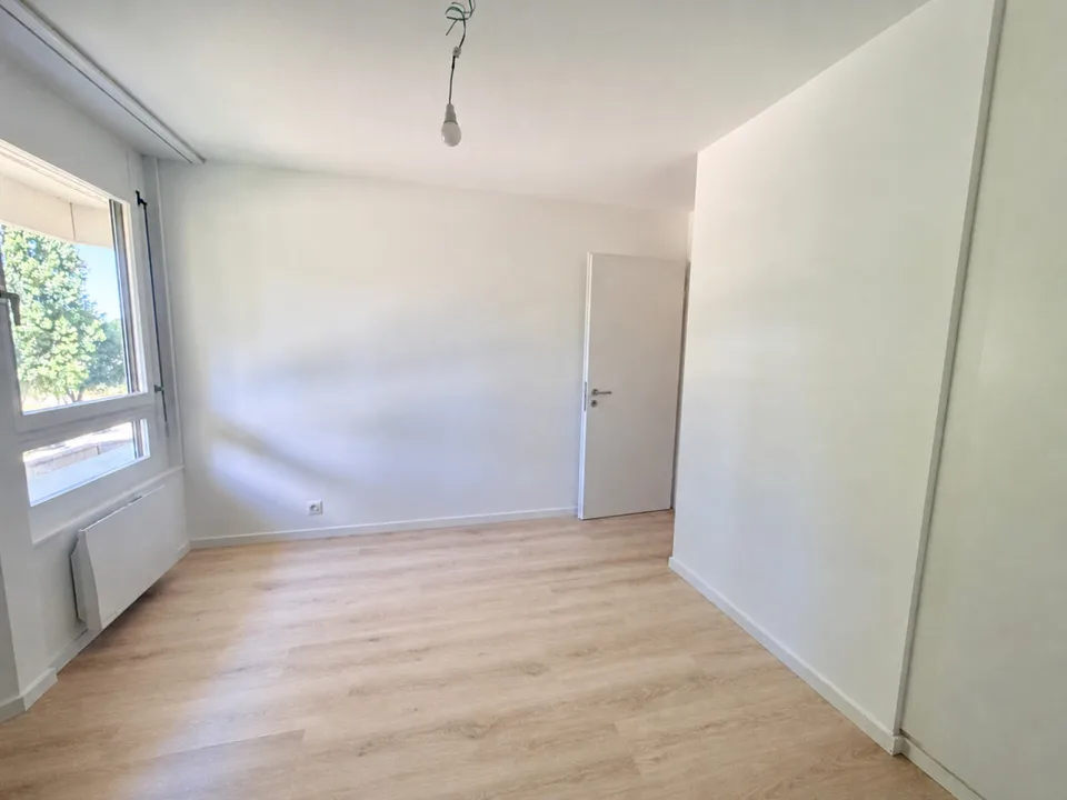 Beautiful family apartment in a well-maintained condominium in Tolochenaz
