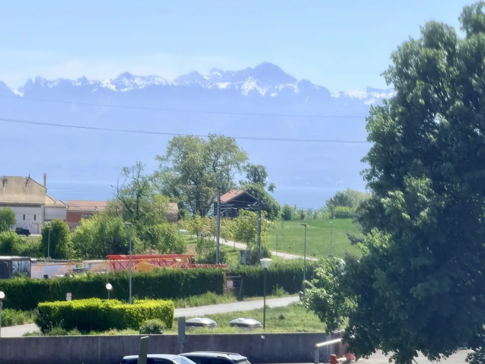 Beautiful family apartment in a well-maintained condominium in Tolochenaz