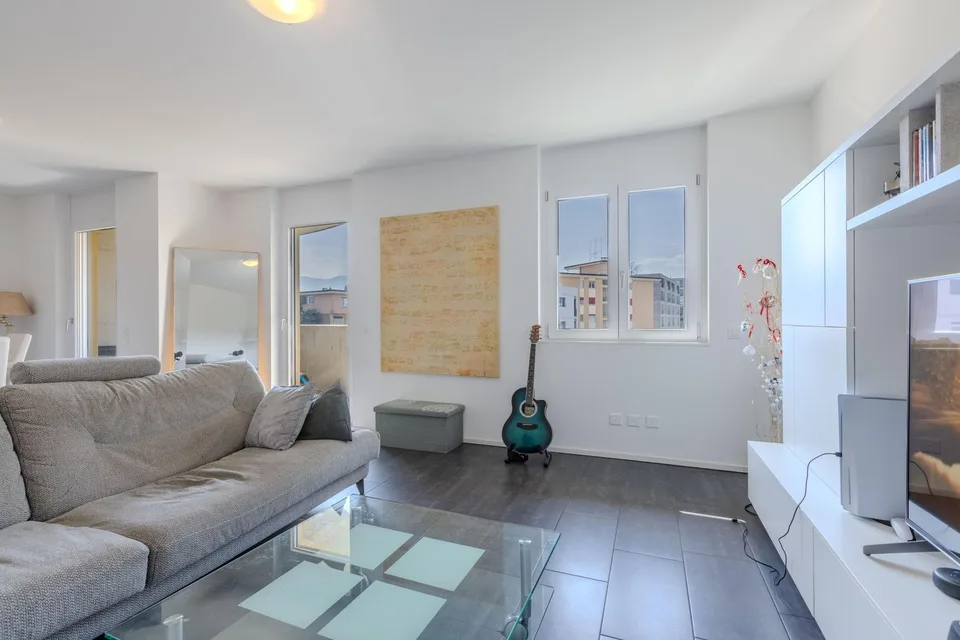 BRIGHT AND ELEGANT 3.5 ROOM APARTMENT WITH OPEN VIEW IN PORZA