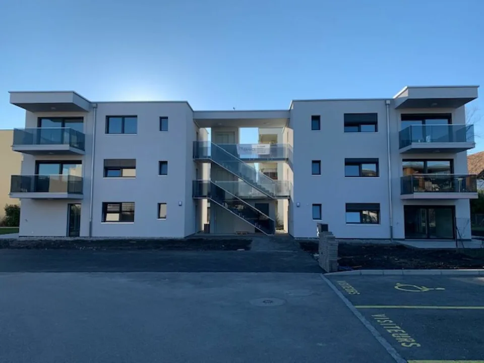 Wohnung mit 3.5 Zimmern im Erdgeschoss in Sugiez