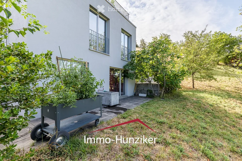 Living in an exclusive location with a view - single-family house with annex