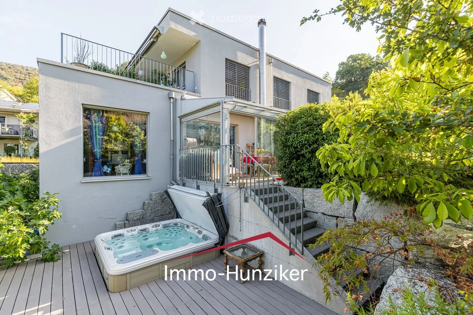 Living in an exclusive location with a view - single-family house with annex