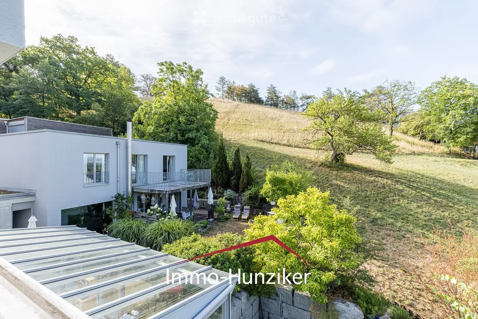 Living in an exclusive location with a view - single-family house with annex