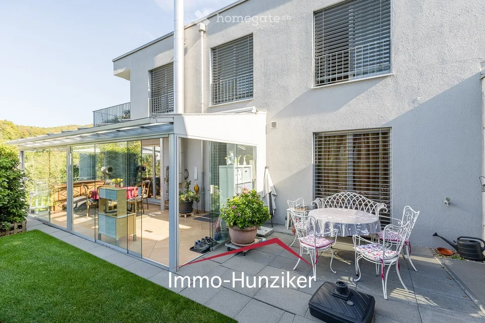 Living in an exclusive location with a view - single-family house with annex
