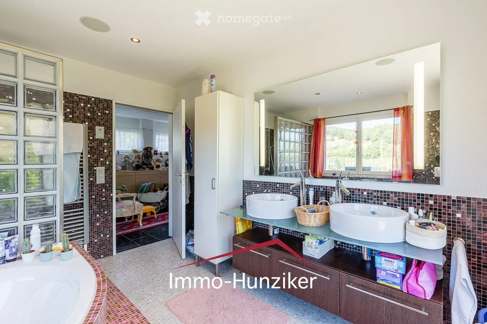 Living in an exclusive location with a view - single-family house with annex