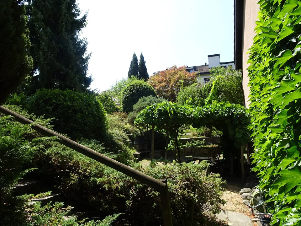Family Paradise: Semi-Detached House with Sunny Garden and Great Development Potential