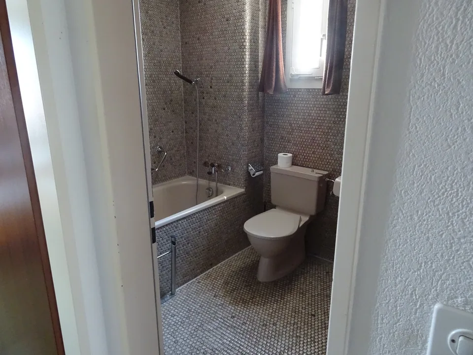 Family Paradise: Semi-Detached House with Sunny Garden and Great Development Potential