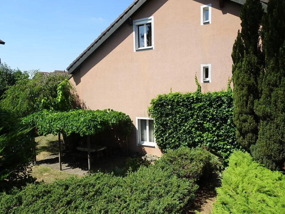 Family Paradise: Semi-Detached House with Sunny Garden and Great Development Potential