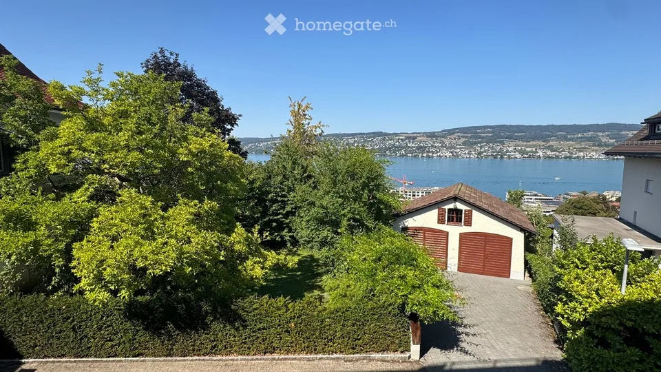 Paix et vue sur le lac dans un emplacement central et surélevé