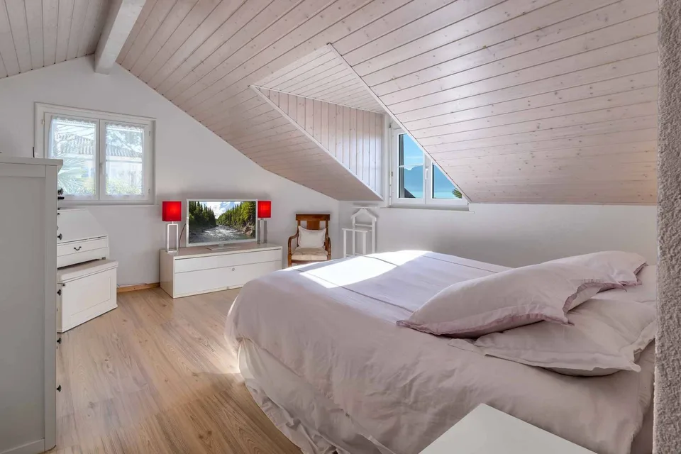 Prachtvolle Familienvilla mit Pool und Seeblick
