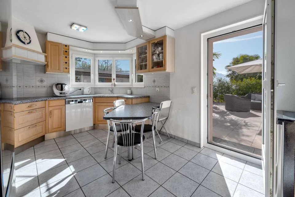 Prachtvolle Familienvilla mit Pool und Seeblick