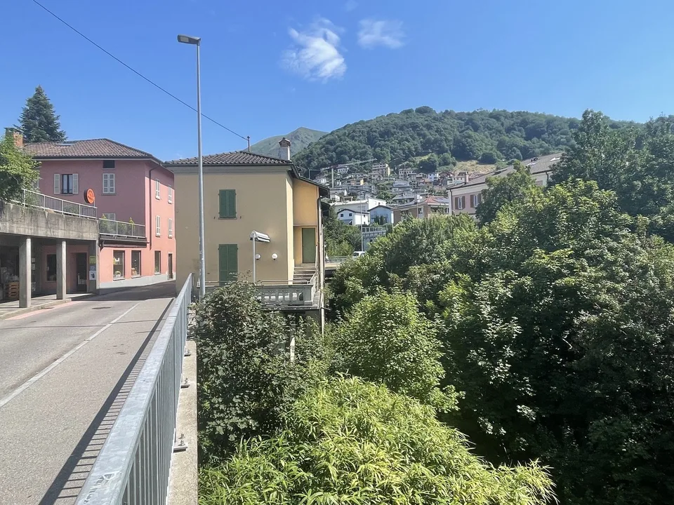 INTERESSANTE IMMOBILE DA RIATTARE NEL CUORE DI TESSERETE