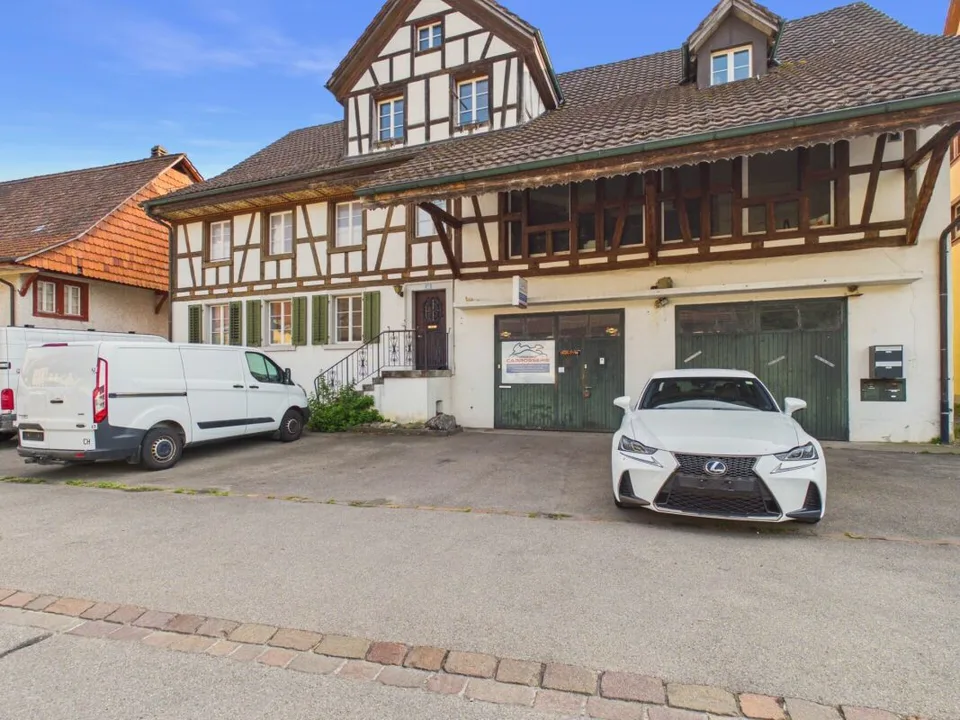 Spacieuse maison multifamiliale avec unité commerciale