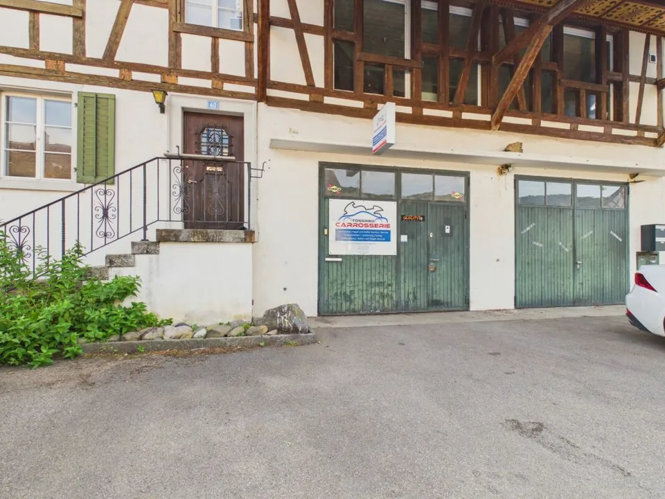 Spacieuse maison multifamiliale avec unité commerciale