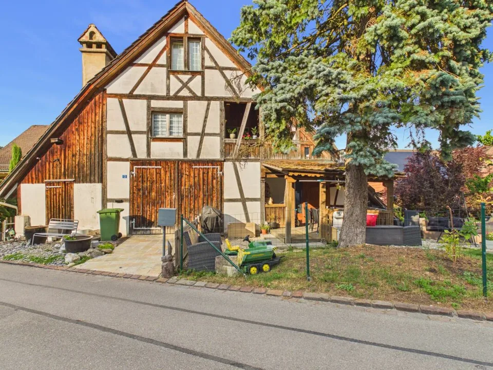 Spacieuse maison multifamiliale avec unité commerciale