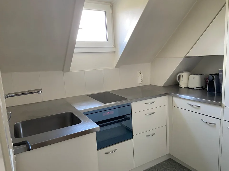 Appartement mansardé de 2 pièces meublé - idéal pour les célibataires