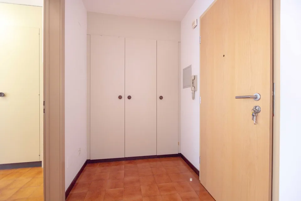 OCCASION - SPACIOUS 2.5 ROOM APARTMENT IN STRATEGIC LOCATION IN MENDRISIO