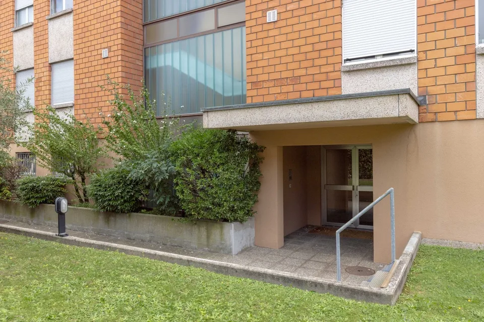 OCCASION - SPACIOUS 2.5 ROOM APARTMENT IN STRATEGIC LOCATION IN MENDRISIO